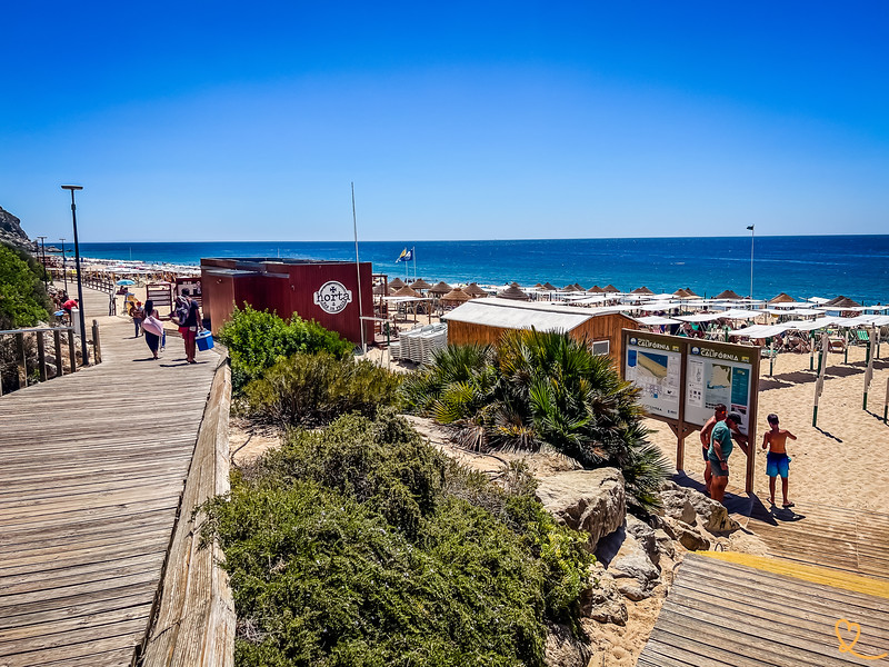 Nuestros consejos y fotos para visitar la playa Praia da California en Sesimbra: acceso, aparcamiento, instalaciones, paisaje...