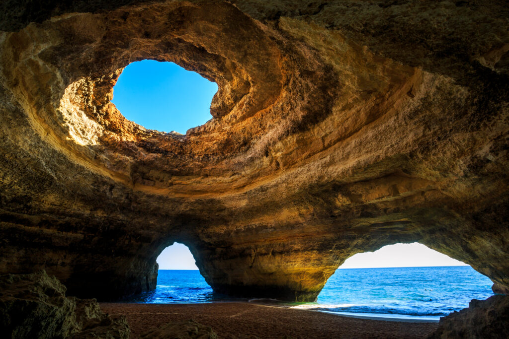 Preciosa cueva en Benagil, Algarve, Portugal